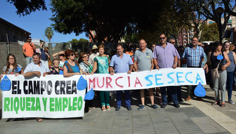 Ms de 2.000 agricultores se concentran en la Asamblea Regional para pedir una solucin urgente al Gobierno de Espaa